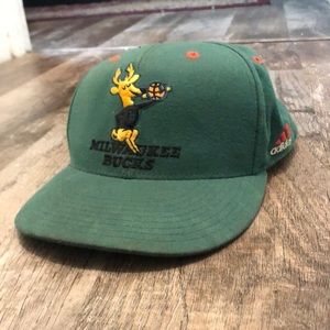 Men’s 6 7/8 - 7 1/4 Adidas throwback Milwaukee Bucks green flex fit baseball cap